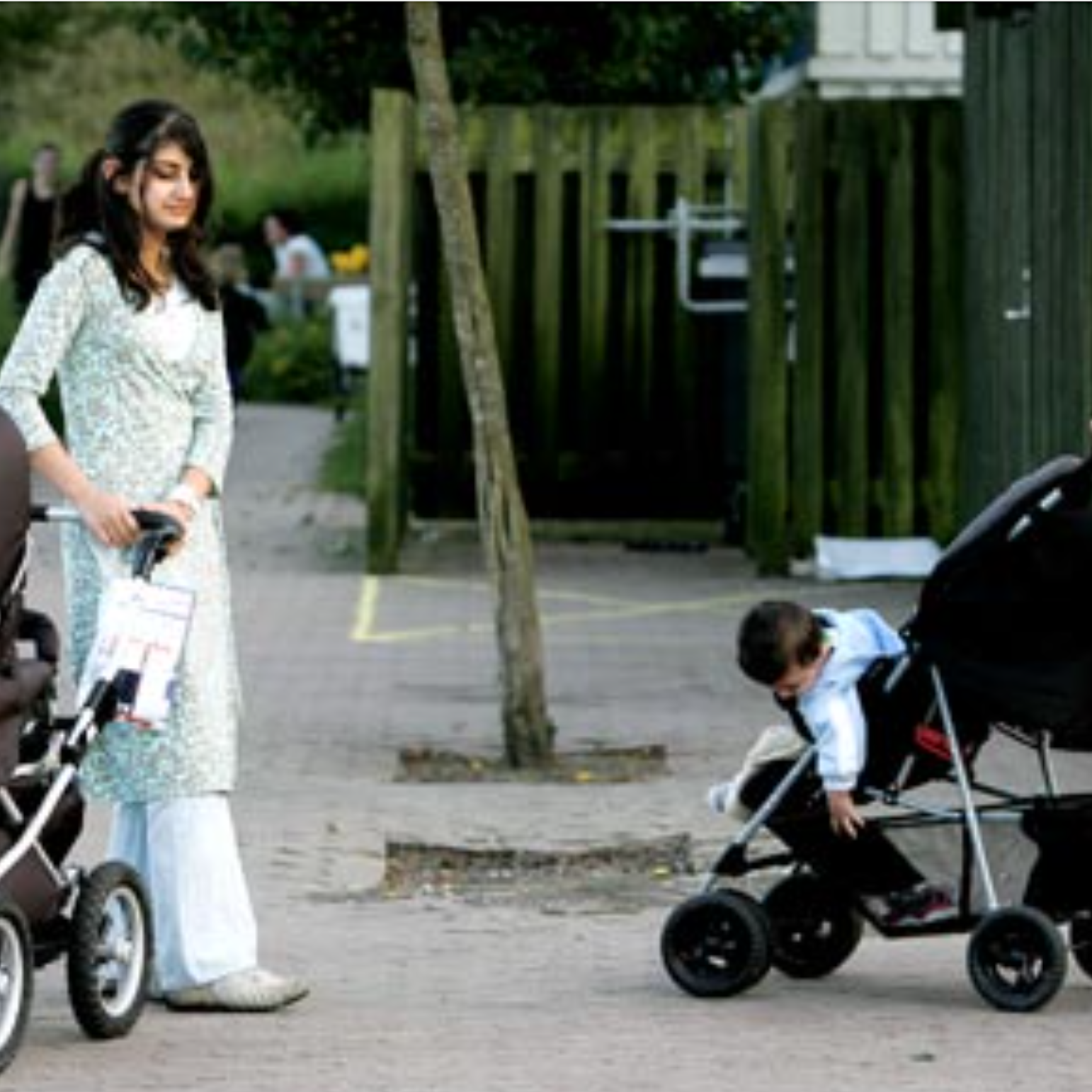 Kvinder med barnevogn og klapvogn i Nordbyen