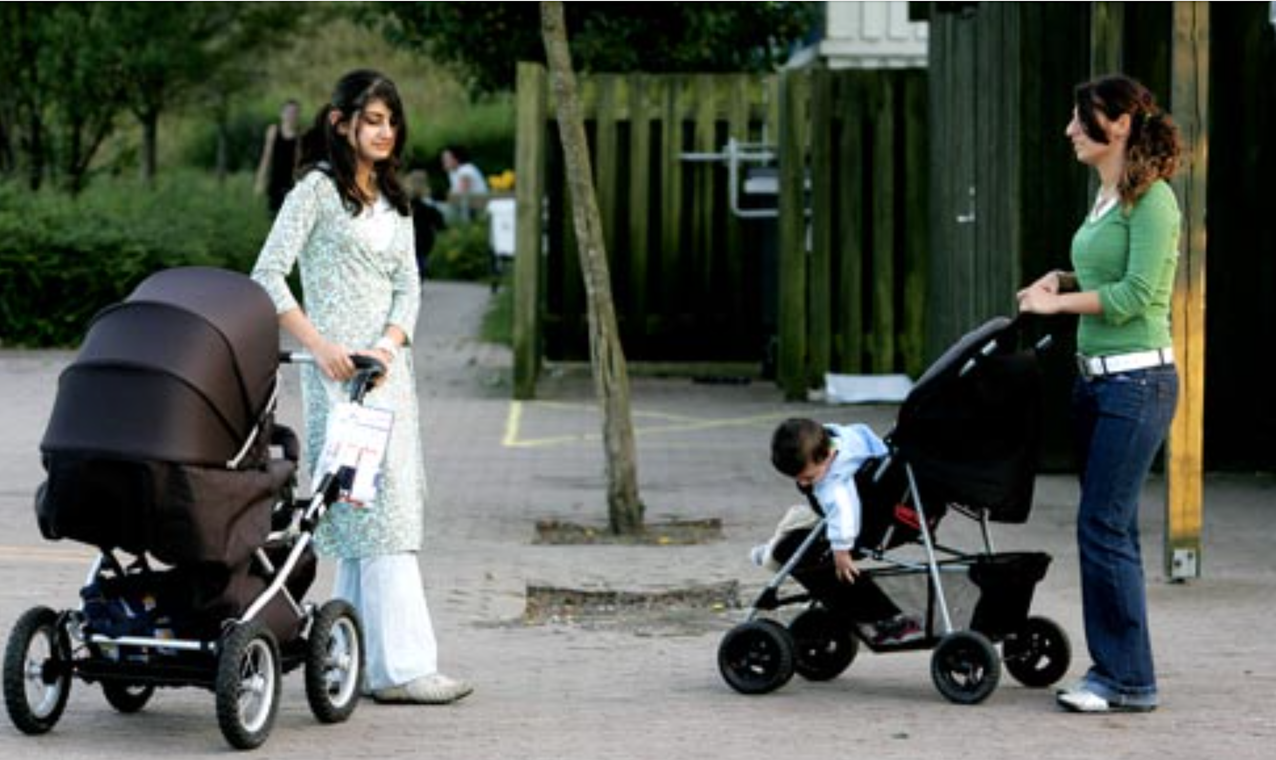 Kvinder med barnevogn og klapvogn i Nordbyen