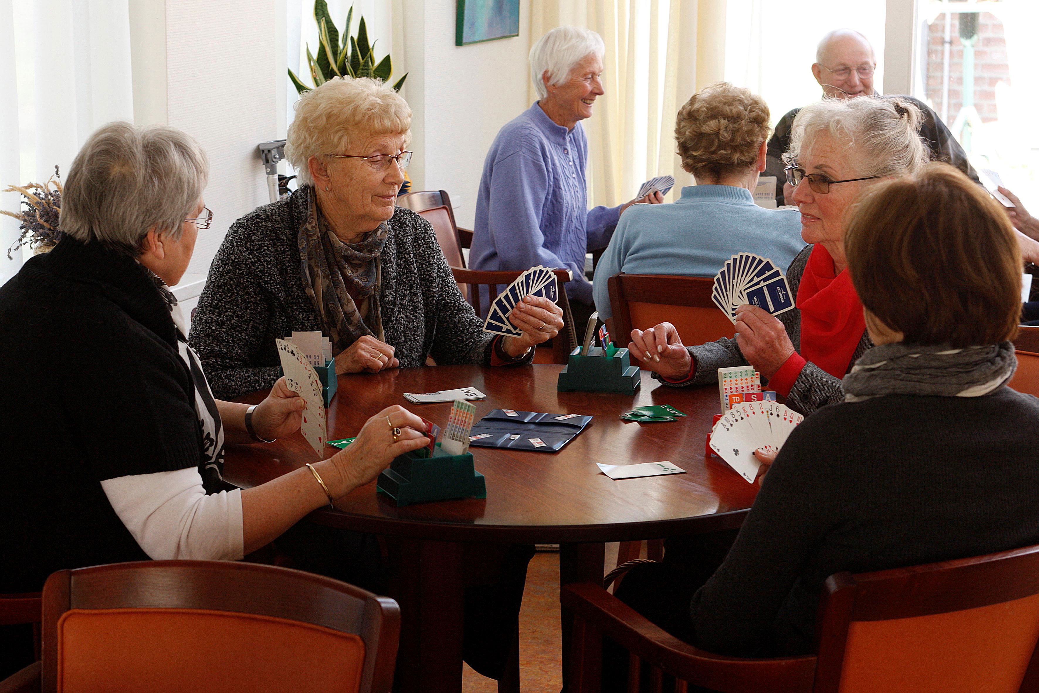 Ældre der spiller kort